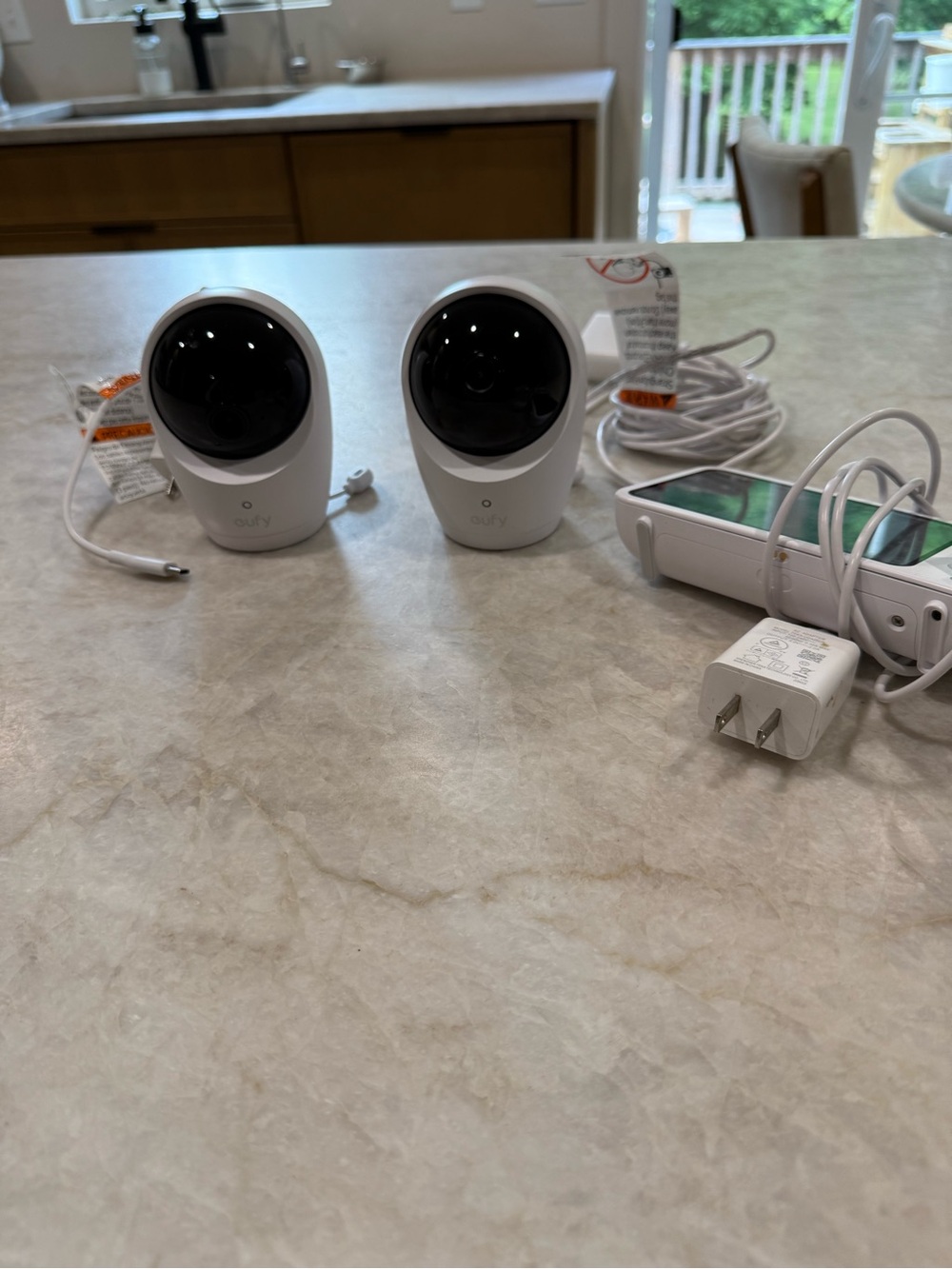 Eufy baby monitor E20 (MONITOR DAMAGED AND DOES NOT WORK -ONLY CAMERAS WORK)